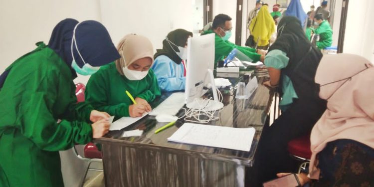 Four Points of Mass Vaccination at Sungai Apit Attended by the Regent of Siak