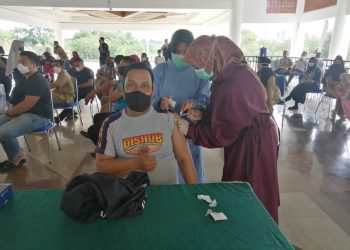 The Regent of Siak Alfedri Leads Virtual Meeting on Preparation for Mass Vaccination in Siak Regency