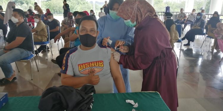 The Regent of Siak Alfedri Leads Virtual Meeting on Preparation for Mass Vaccination in Siak Regency