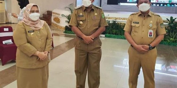 The Regent of Siak Attends a Meeting with President Jokowi in Pekanbaru