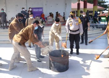 To Stop the Spread of Covid-19, the Siak Regency Government Sprayed Disinfectants Simultaneously throughout Siak Regency