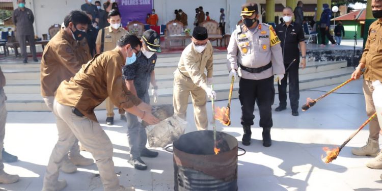 To Stop the Spread of Covid-19, the Siak Regency Government Sprayed Disinfectants Simultaneously throughout Siak Regency