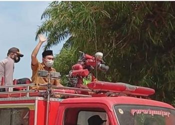 The Siak Regency Government Task Force Team Conducts Spraying Simultaneously in Areas of Communities Conducting Self-isolation