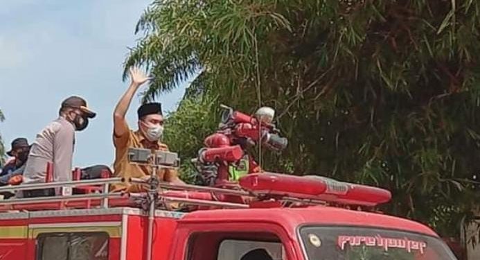 The Siak Regency Government Task Force Team Conducts Spraying Simultaneously in Areas of Communities Conducting Self-isolation