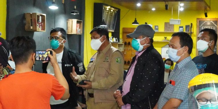 The Covid-19 Handling Task Force Carried Out a Health Protocol Raids that Led by Alfedri