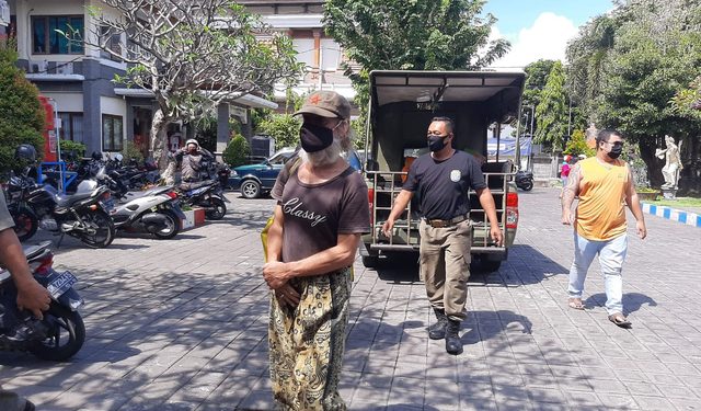 A Year of Begging in Bali, An Elderly Italian Man has been taken to Immigration