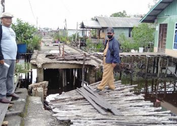 Indragiri Hilir Regent Asks for Functional Repair of Bridge that Connecting Igal Village and Khairiah Mandah Village