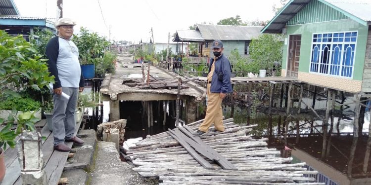 Indragiri Hilir Regent Asks for Functional Repair of Bridge that Connecting Igal Village and Khairiah Mandah Village