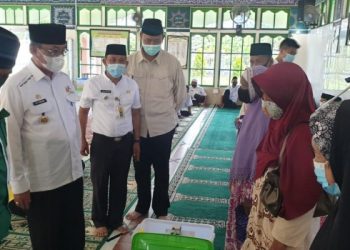 Safari in Enok, the Regent of Indragiri Hilir Distributes Baznas Ramadhan Premium Packages