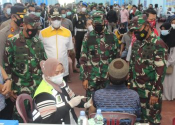 Accompanied by the Regent of Indragiri Hilir, Pangdam I/BB Review Mass Vaccination