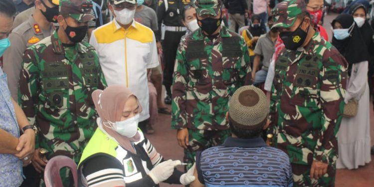 Accompanied by the Regent of Indragiri Hilir, Pangdam I/BB Review Mass Vaccination