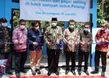 Inaugurating the Infrastructure of the Pelangi Induk Waste Bank, Siak Regent Hopes the Target for Waste Reduction of 30% by 2025 is Achieved