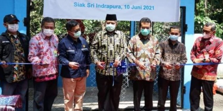 Inaugurating the Infrastructure of the Pelangi Induk Waste Bank, Siak Regent Hopes the Target for Waste Reduction of 30% by 2025 is Achieved