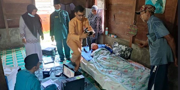 Provide Excellent Service, the Population and Civil Registration Office of Siak Record of E-ID Directly to Residents’ Homes