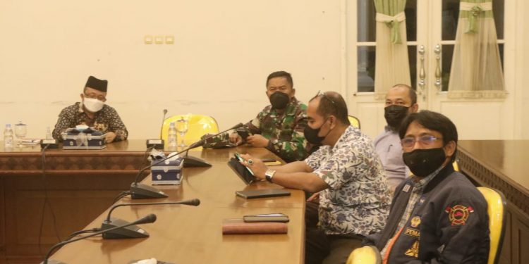 Regional Secretary of Siak Arfan Regency Participates in Virtual Coordination Meeting on Development of Micro PPKM Implementation with the Chairperson of KPC-PEN