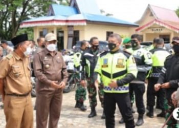 The Regent of Siak Accompanies Riau Police Chief and Danrem 031 Wira Bima Review Citizen Vaccination