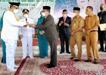 The Regional Secretary of Siak Hands New ID Cards to the Regent and Deputy Regent of Siak
