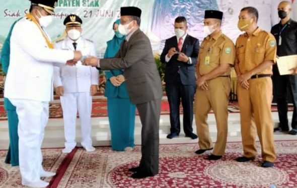 The Regional Secretary of Siak Hands New ID Cards to the Regent and Deputy Regent of Siak