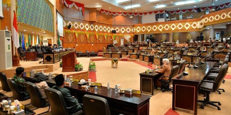 Although it Was Postponed, the Plenary Meeting of the Riau Regional House of Representatives was Held with a Number of Agendas