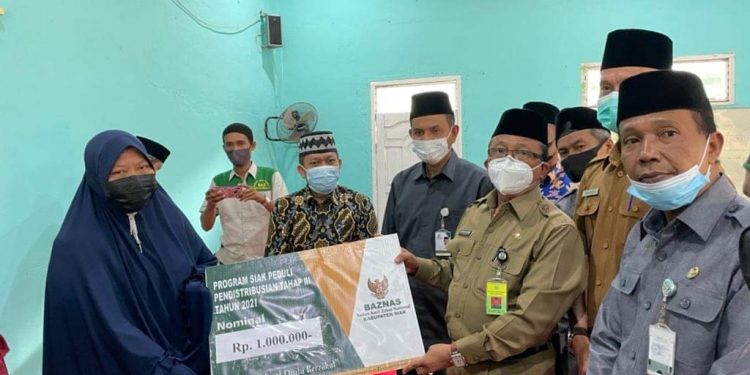 Regional Secretary of Siak Regency Distributes Zakat Distribution for Phase 3, at An Nuh Mosque in Lubuk Dalam