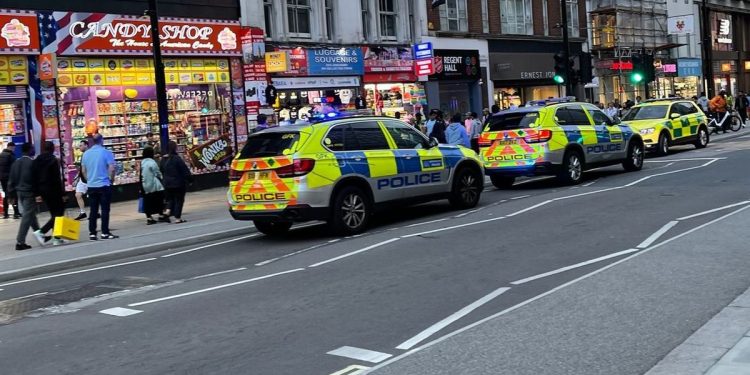 Penusukan di Oxford Street: Seorang Pria Berjuang Untuk Hidup Setelah Ditikam di Depan Seorang Pembeli