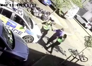 Polisi Meninju Kepala Seorang Bocah Sebelum Menendang Tulang Rusuknya