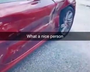 Pengemudi Ini Tega Meninggalkan Catatan Mengerikan Usai Menabrak Mobil yang Diparkir