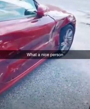 Pengemudi Ini Tega Meninggalkan Catatan Mengerikan Usai Menabrak Mobil yang Diparkir