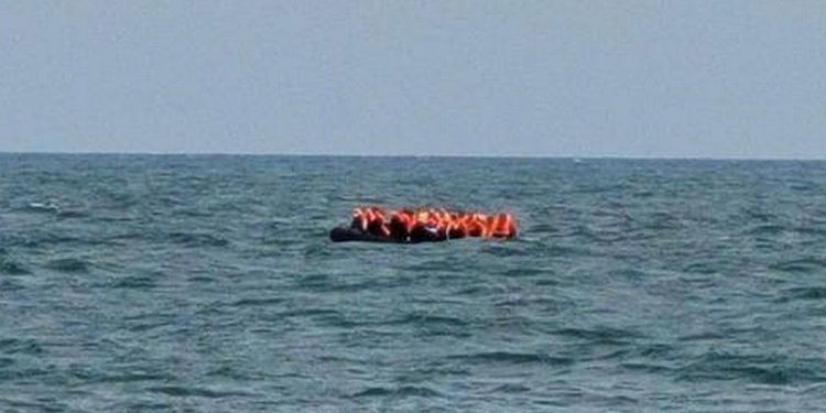 Seorang Pria Meninggal Setelah Diselamatkan Dari Kapal Migran yang Tenggelam di Selat Inggris