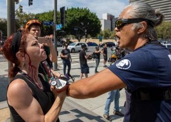 Seorang Pria Ditikam dan Para Reporter Diserang Terkait Protes Anti-vaksinasi Amerika Serikat