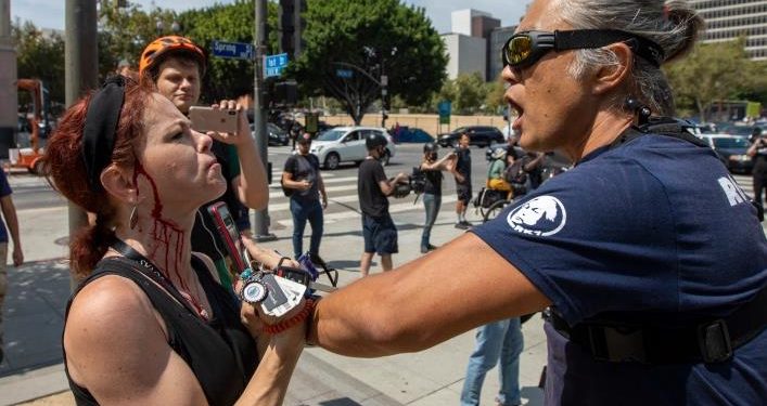 Seorang Pria Ditikam dan Para Reporter Diserang Terkait Protes Anti-vaksinasi Amerika Serikat