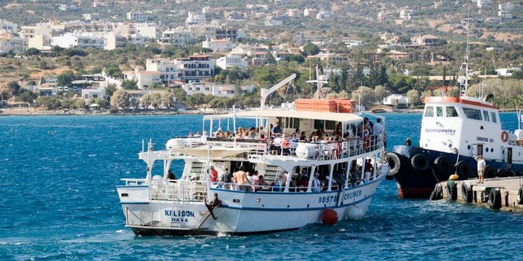 Kapal Wisata Inggris Tenggelam di Pulau Yunani