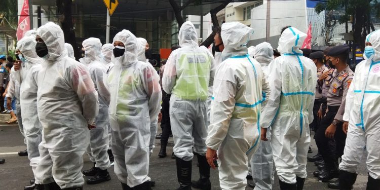 Pakai APD, Polisi Siap Bubarkan Demonstran WN Afghanistan di Kebon Sirih