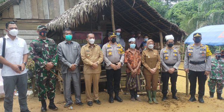 Kunker ke Inhu, Kapolda Riau Tinjau Vaksinasi Suku Talang Mamak
