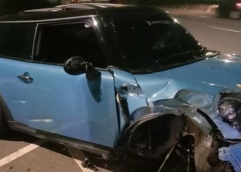 Diduga Pengemudi Ngantuk, Mobil Mini Cooper Ringsek Menabrak Guardrail dan Pohon