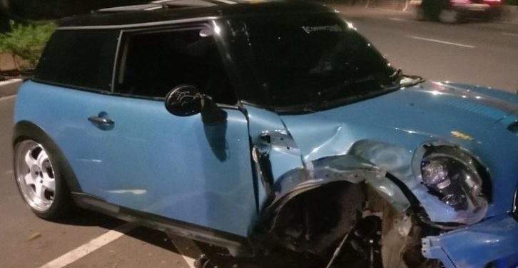 Diduga Pengemudi Ngantuk, Mobil Mini Cooper Ringsek Menabrak Guardrail dan Pohon