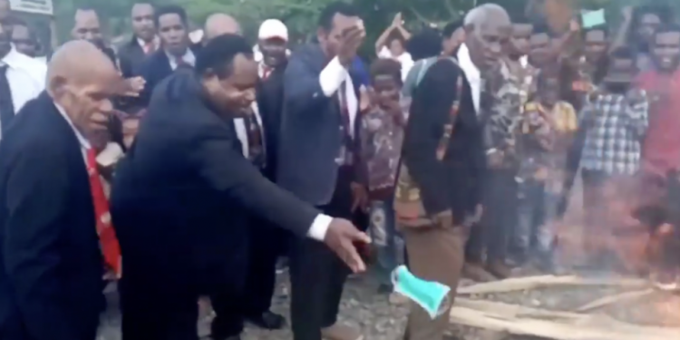 Para Pemimpin Gereja di Papua Dianggap Anti Pemerintah Karena Terekam Kamera Membakar Masker dan Botol Vaksin