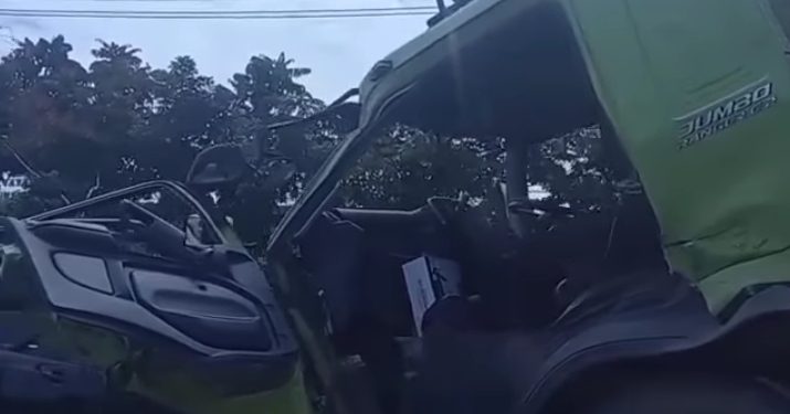 Bersenggolan dengan Kendaraan Lain, Satu Unit Fuso Rusak Parah