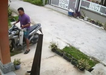 Terekam CCTV, Seorang Pria di Pekanbaru Nekat Larikan Tabung Oksigen Klinik