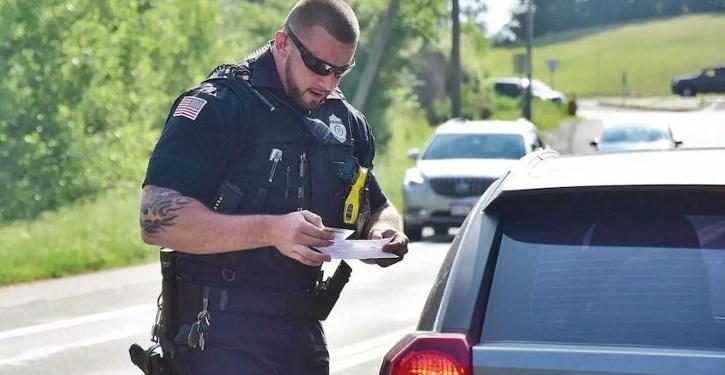 Gunakan Basis Data Kriminal Untuk Menguntit dan Melecehkan Wanita, Polisi Massachusetts Ini Dipecat