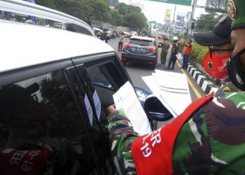 anggota TNI saat memeriksa surat keterangan tes covid-CNNI