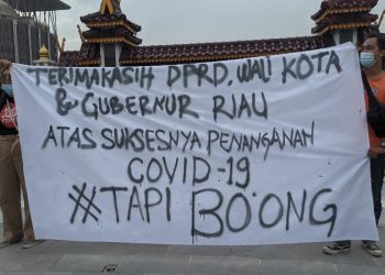 Kecewa, APR Kembangkan Spanduk ‘Terima Kasih Walikota Dan Gubri Atas Suksesnya Penanganan Covid-19, #Tapiboong! Depan Kantor Gubernur Riau