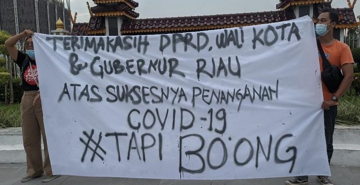 Kecewa, APR Kembangkan Spanduk ‘Terima Kasih Walikota Dan Gubri Atas Suksesnya Penanganan Covid-19, #Tapiboong! Depan Kantor Gubernur Riau