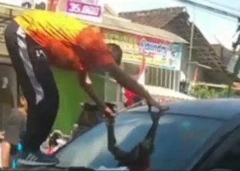 Tabrak Gerobak Sampah dan Mobil, Pengemudi Ugal-ugalan di Madiun Diamuk Warga