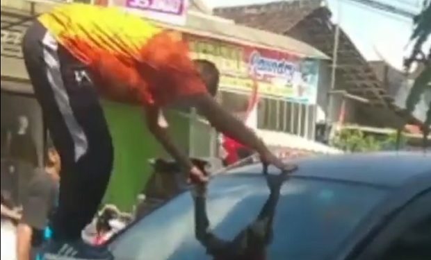 Tabrak Gerobak Sampah dan Mobil, Pengemudi Ugal-ugalan di Madiun Diamuk Warga