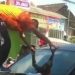 Tabrak Gerobak Sampah dan Mobil, Pengemudi Ugal-ugalan di Madiun Diamuk Warga
