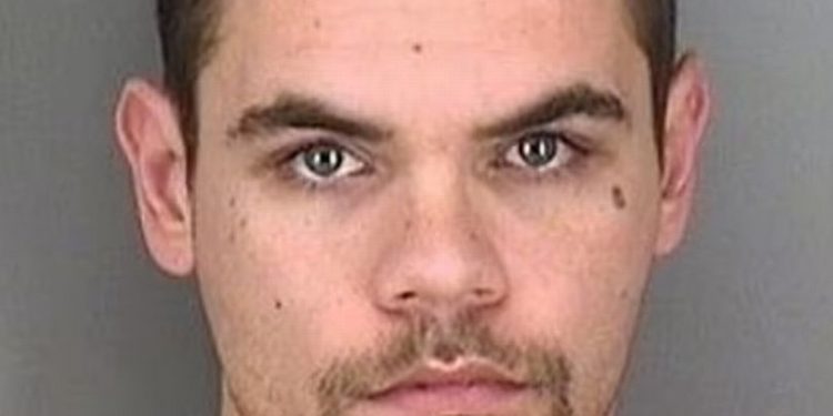 Preman Ini Tega Menggantung Seorang Balita HinggaTidak Bernapas dan Memfilmkannya