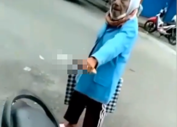Kesal Dagangan Disapu Bersih Satpam, Nenek-nenek Ini Banting Meja dan Todong Pisau