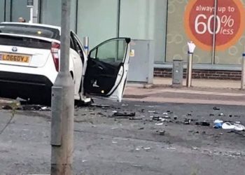 Lima Petugas Polisi Dilarikan ke Rumah Sakit Setelah Bertabrakan Dengan Taksi Dalam Kecelakaan Mengerikan