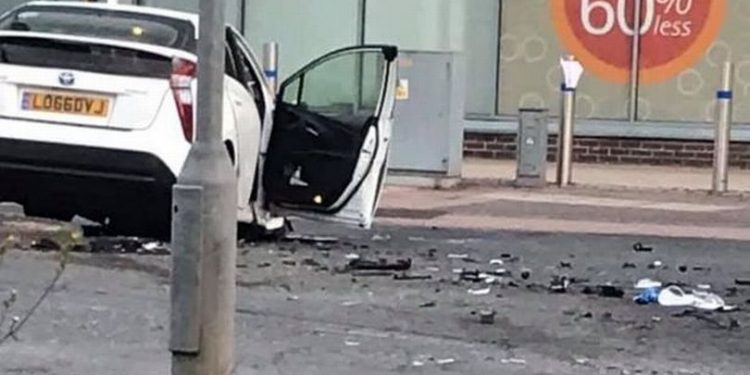 Lima Petugas Polisi Dilarikan ke Rumah Sakit Setelah Bertabrakan Dengan Taksi Dalam Kecelakaan Mengerikan